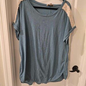 Used blue top 3x lace on shoulders